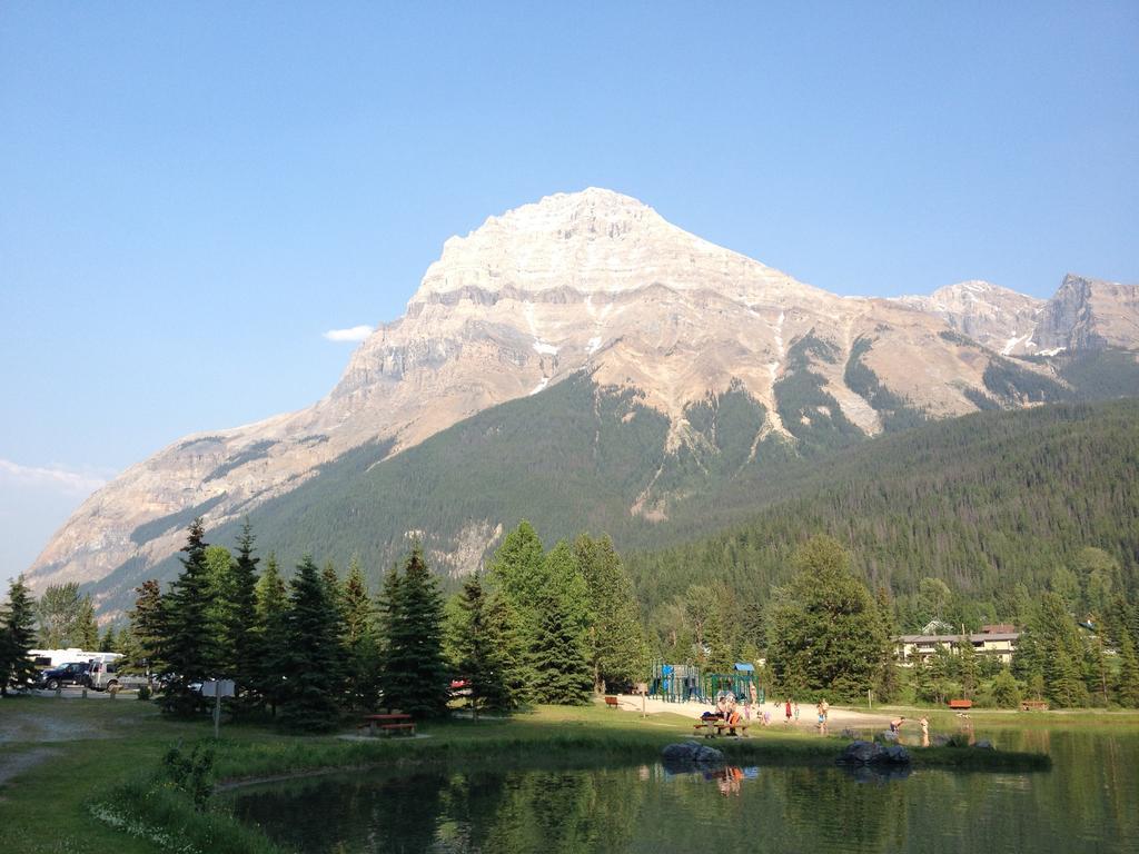 فيلد Canadian Rockies Inn - Adults Only المظهر الخارجي الصورة